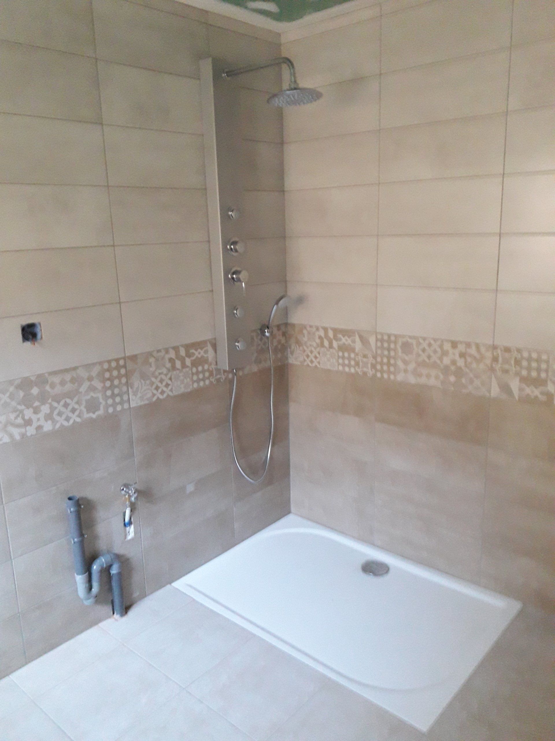 Salle d'eau équipée d'une douche à l'italienne carrelée au mur et au sol