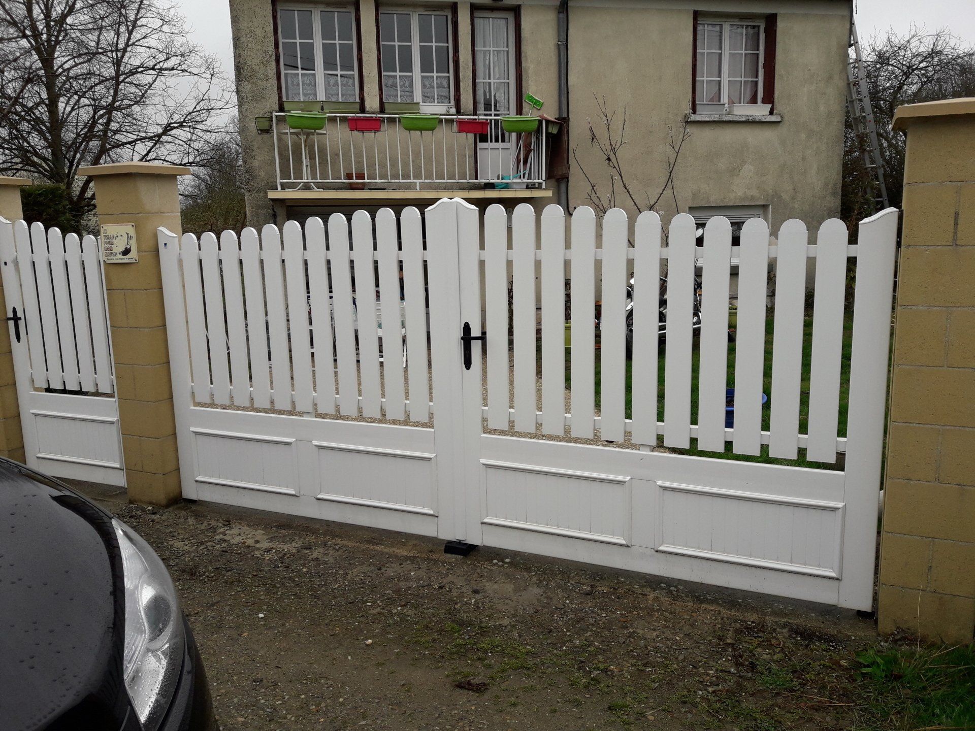 Portail et portillon en bois, tous deux peints en blanc