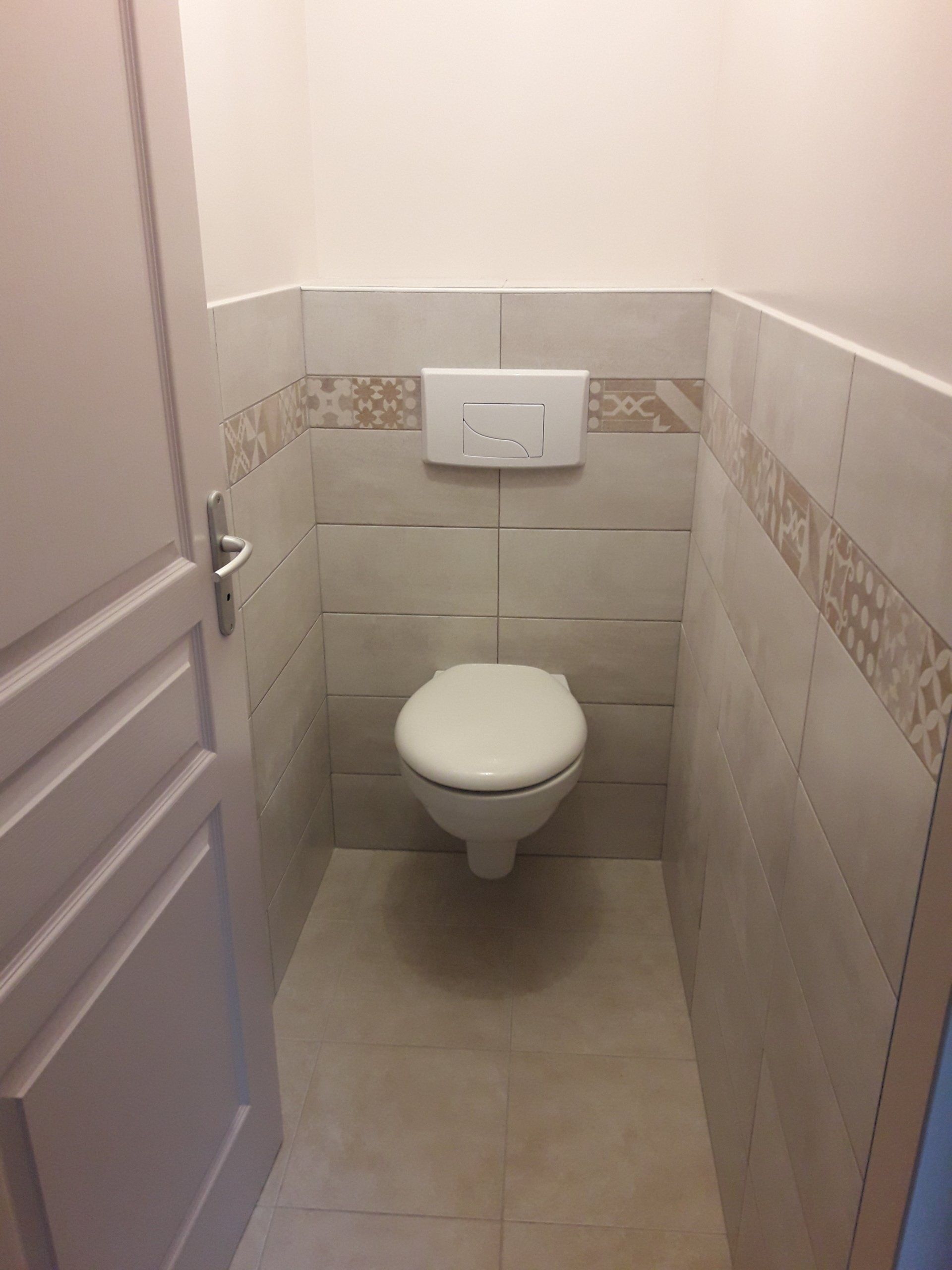 Pose de carrelage mural dans des sanitaires