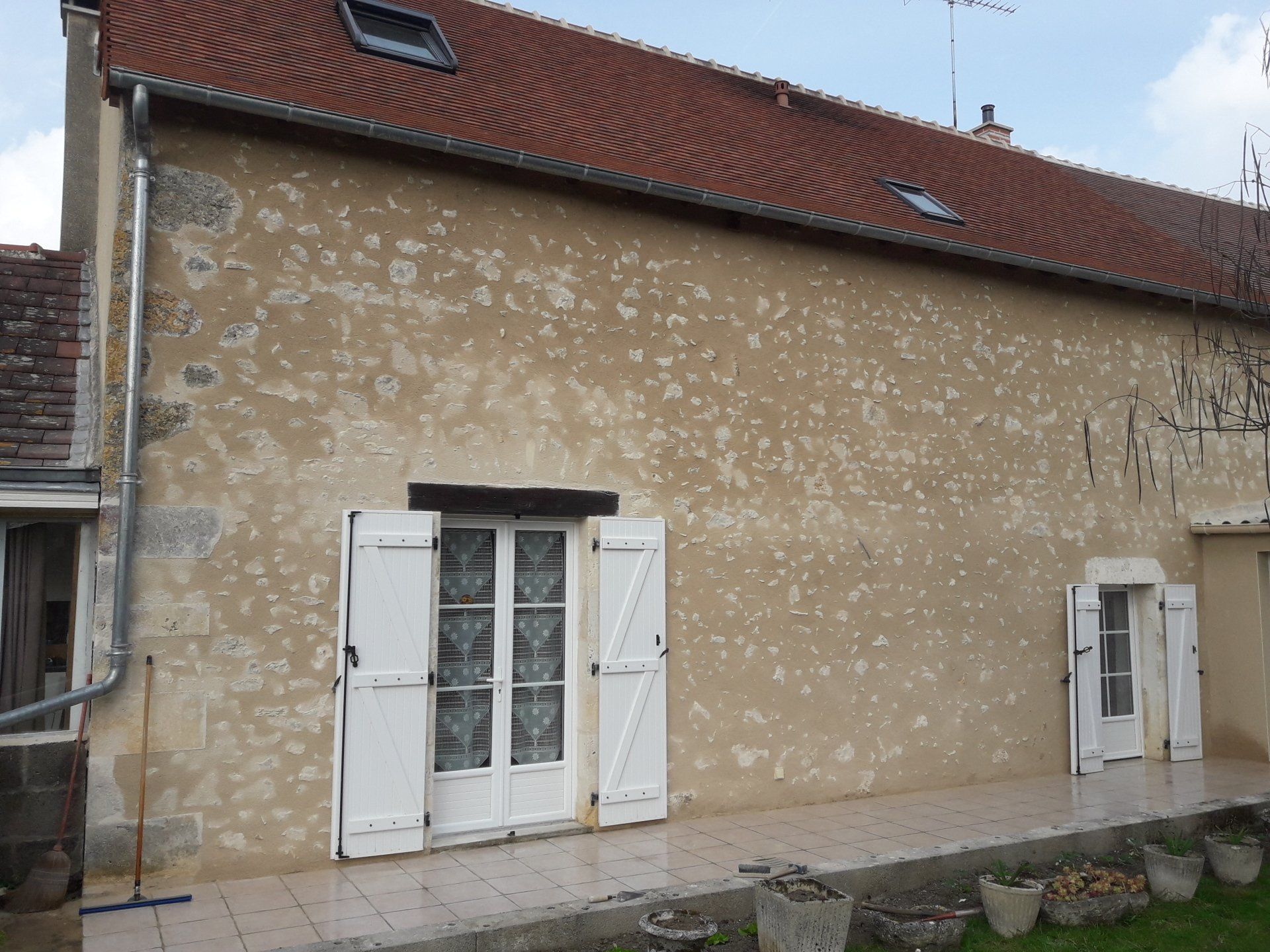 Façade de maison de campagne avec pierres apparentes