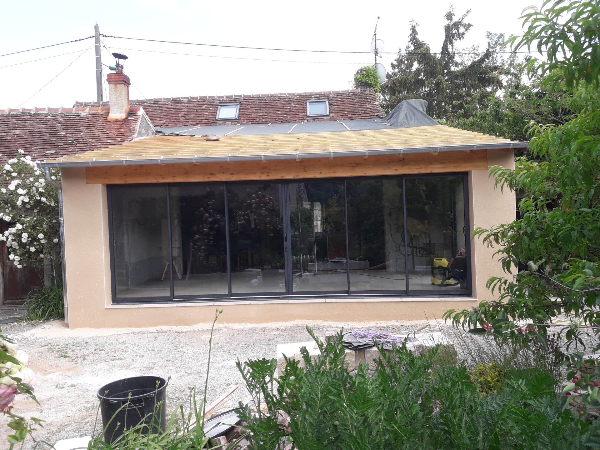 Vue de face d'une baie vitrée noire en aluminium