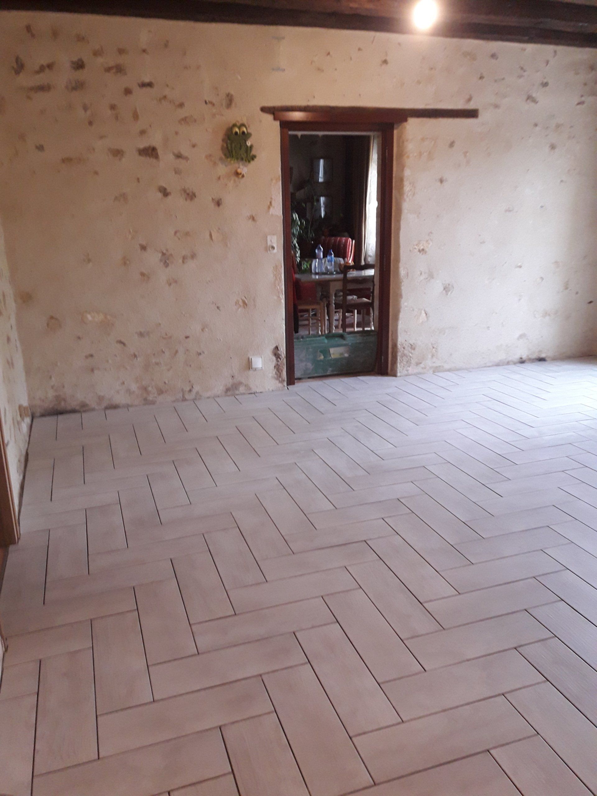 Pose de carrelage sur une terrasse extérieure