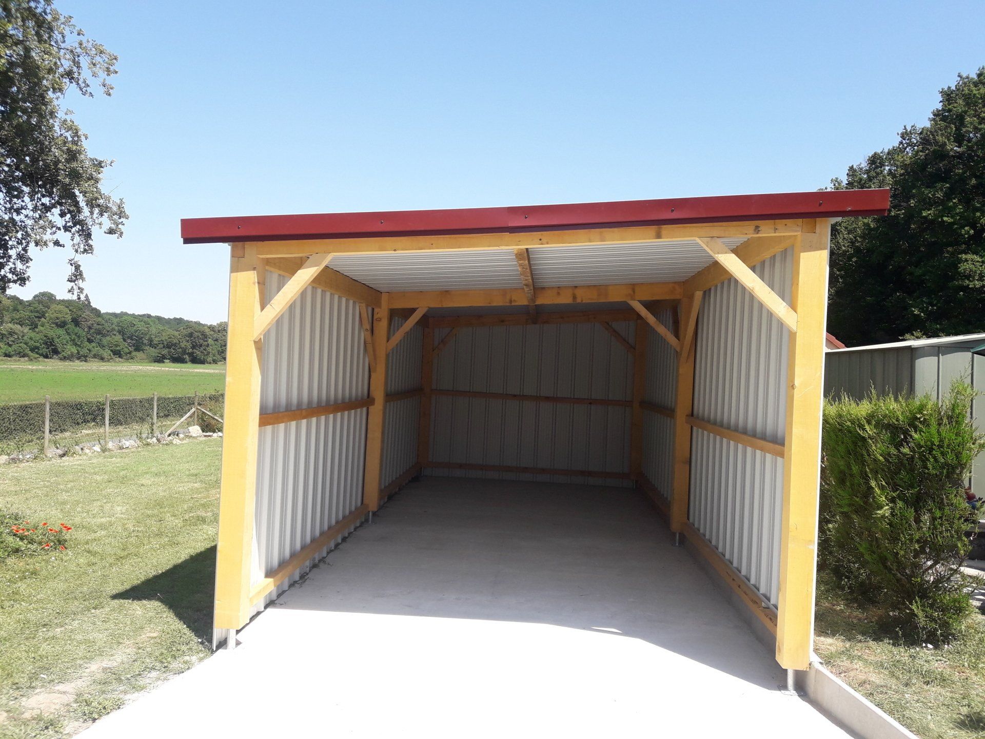 Carport pour voiture avec allée bétonnée