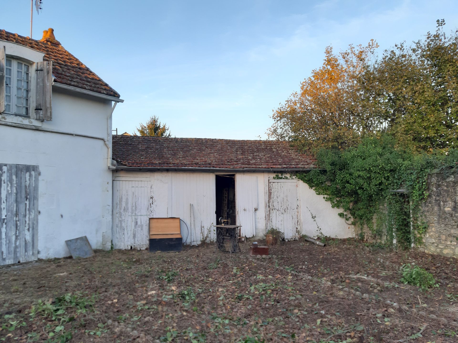 Petite grange aux murs blancs en mauvais état