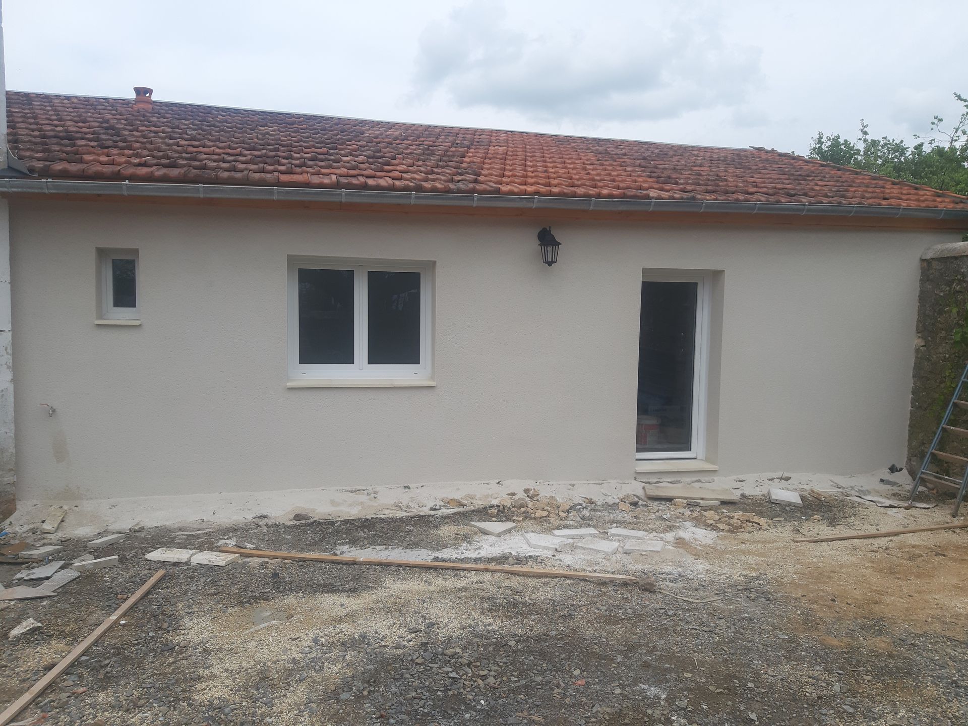 Mise en crépis et pose des menuiseries extérieures pour la petite grange rénovée