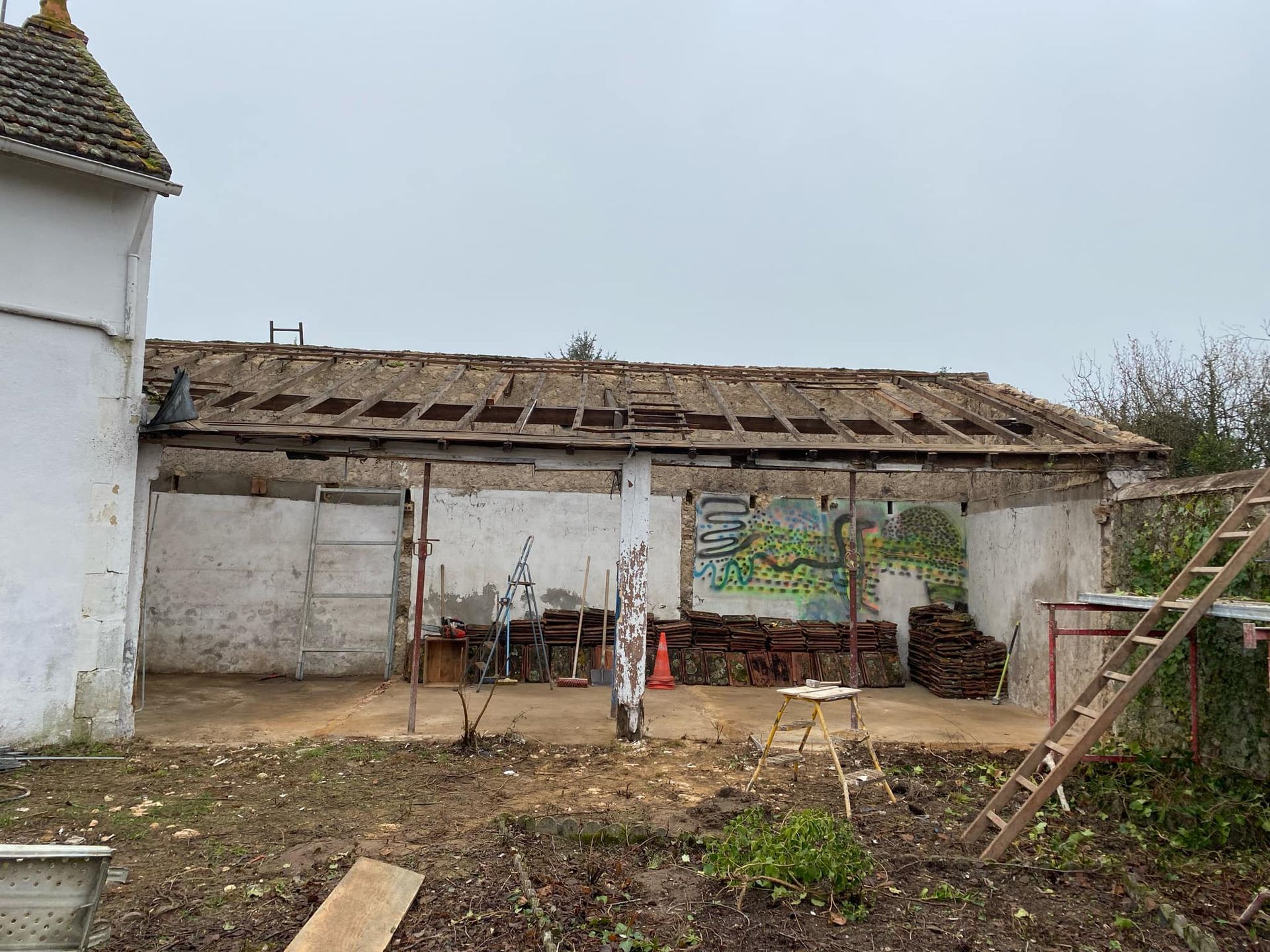 Petite grange dont la façade a été démoli pour rénovations