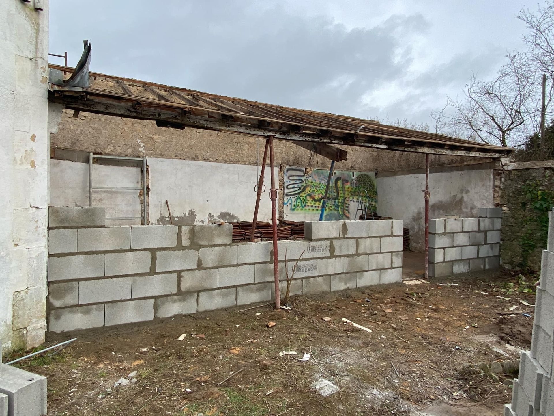 Construction d'un mur de parpaing pour rénovation d'une petite grange