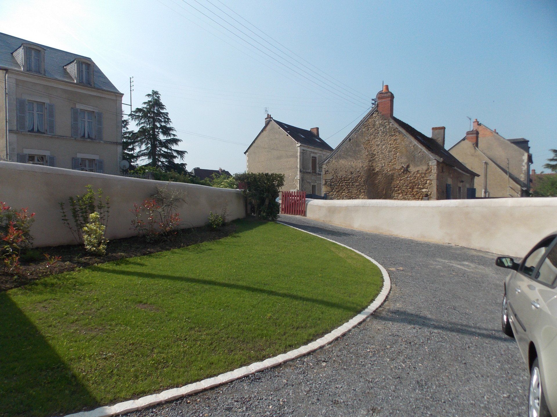 Création d'une bordure de jardin dans l'allée d'une maison