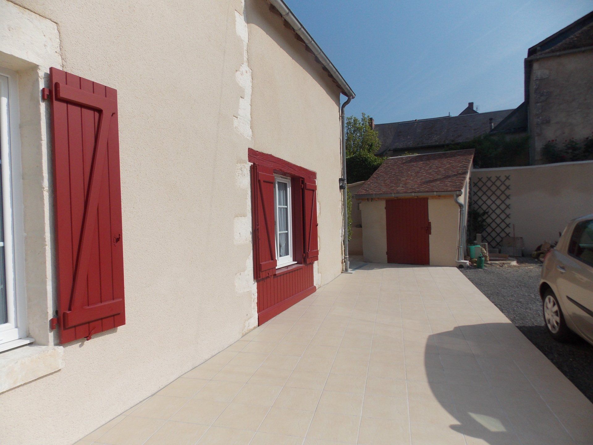 Maison équipée de volets et portes en bois