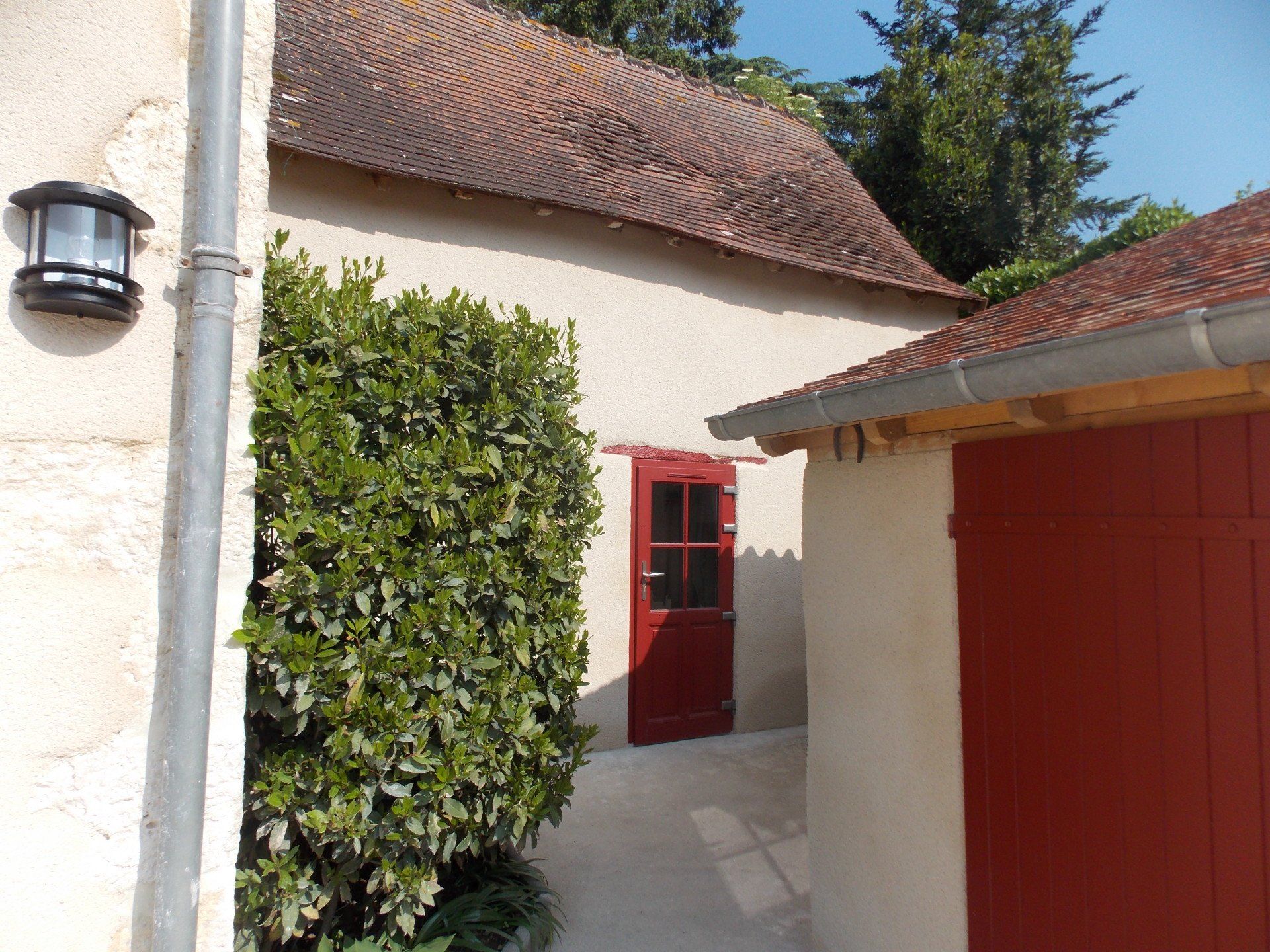Porte d'entrée en bois peinte en rouge