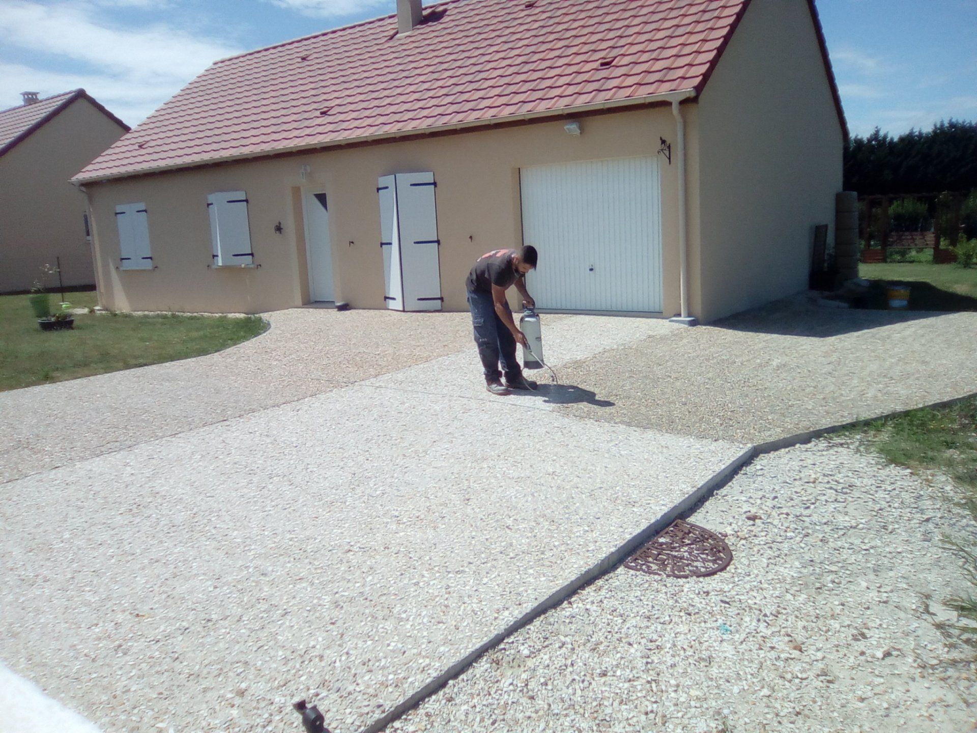 Traitement d'une allée aménagée devant une maison