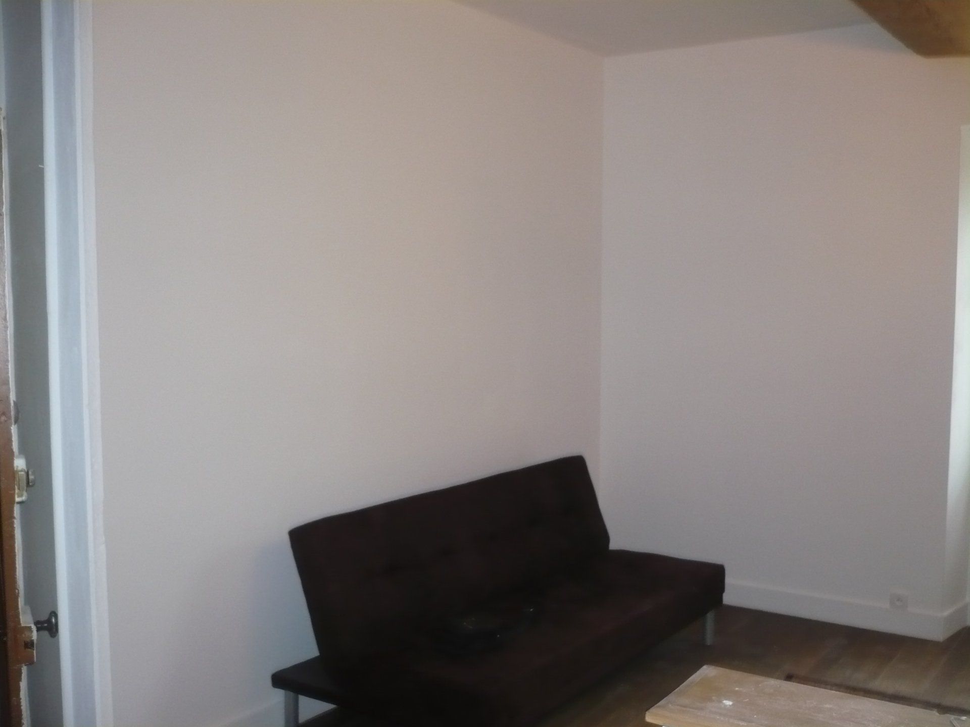 Livraison finale de cloisons en plâtre peintes en blanc