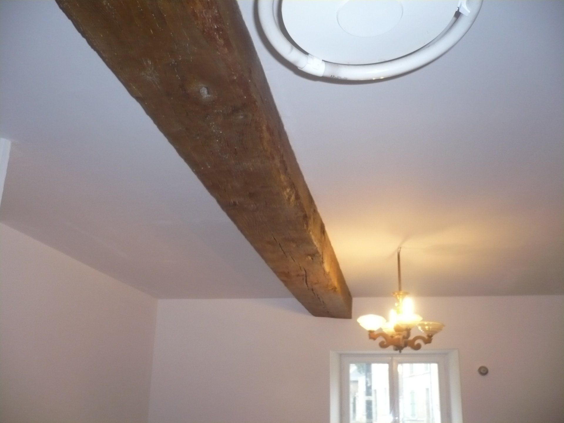 Réfection d'une poutre apparente dans une maison