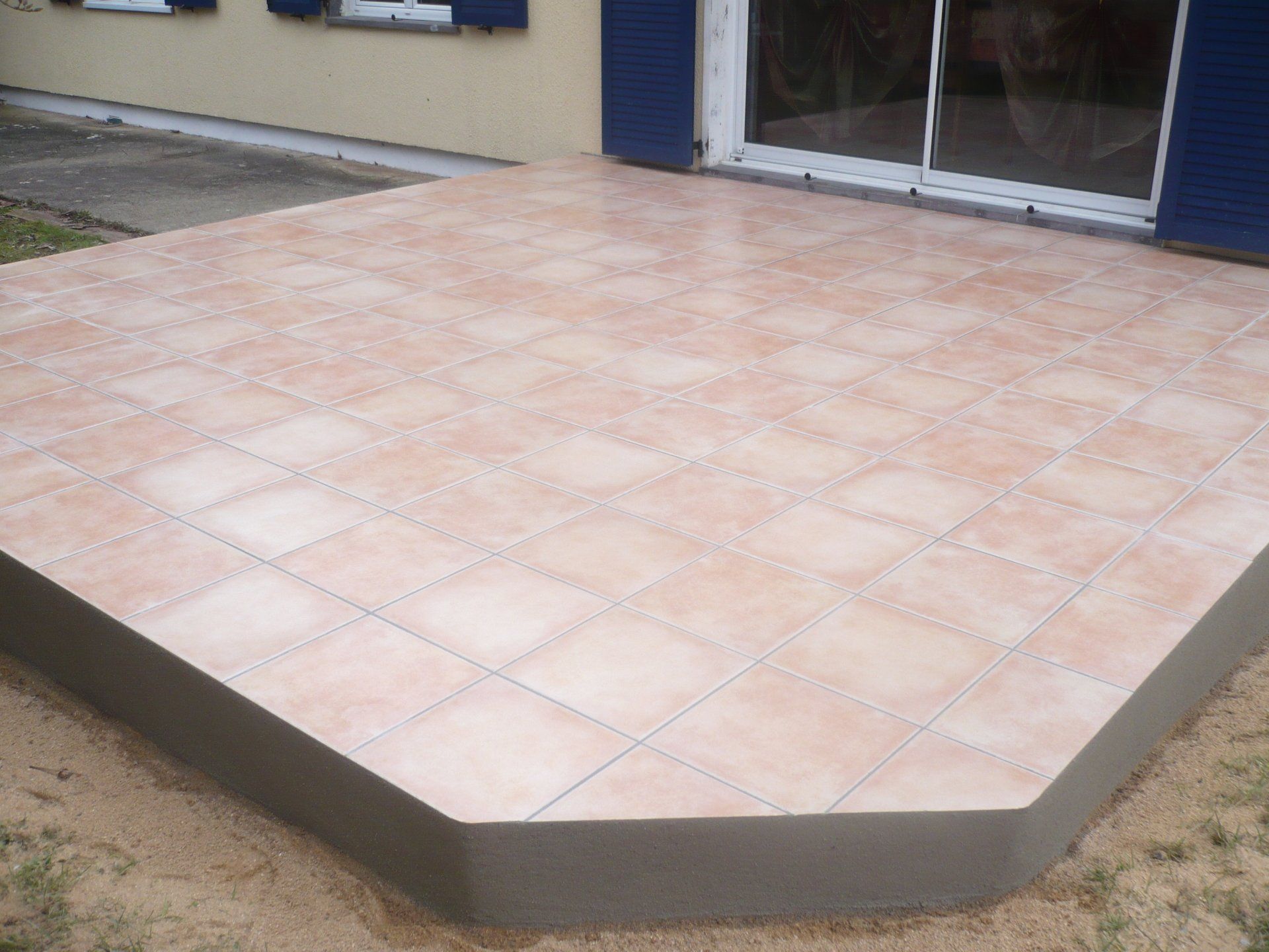 Pose de carrelage sur une terrasse