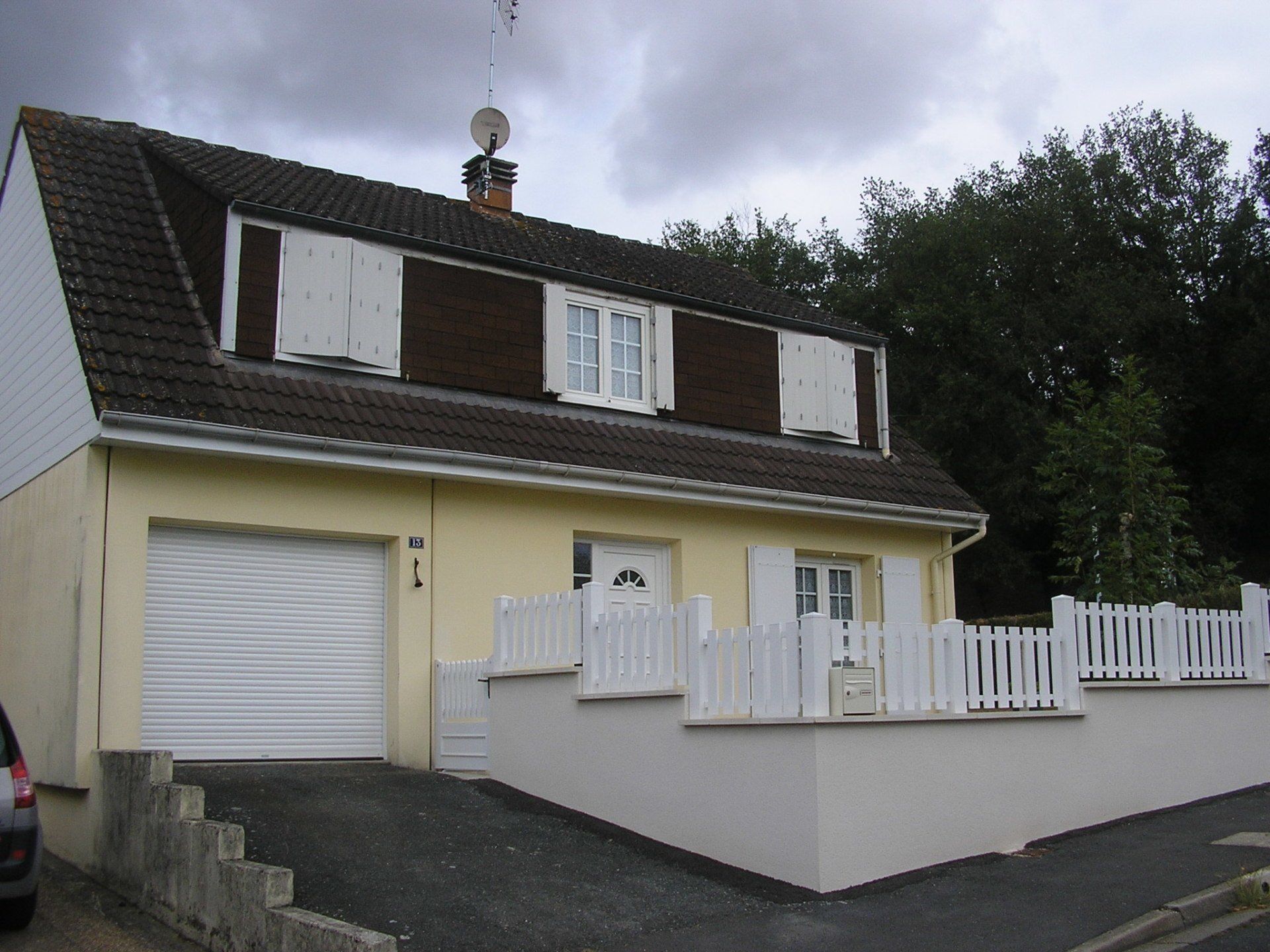 Façade en pierre d'une maison de campagne sur 2 étages