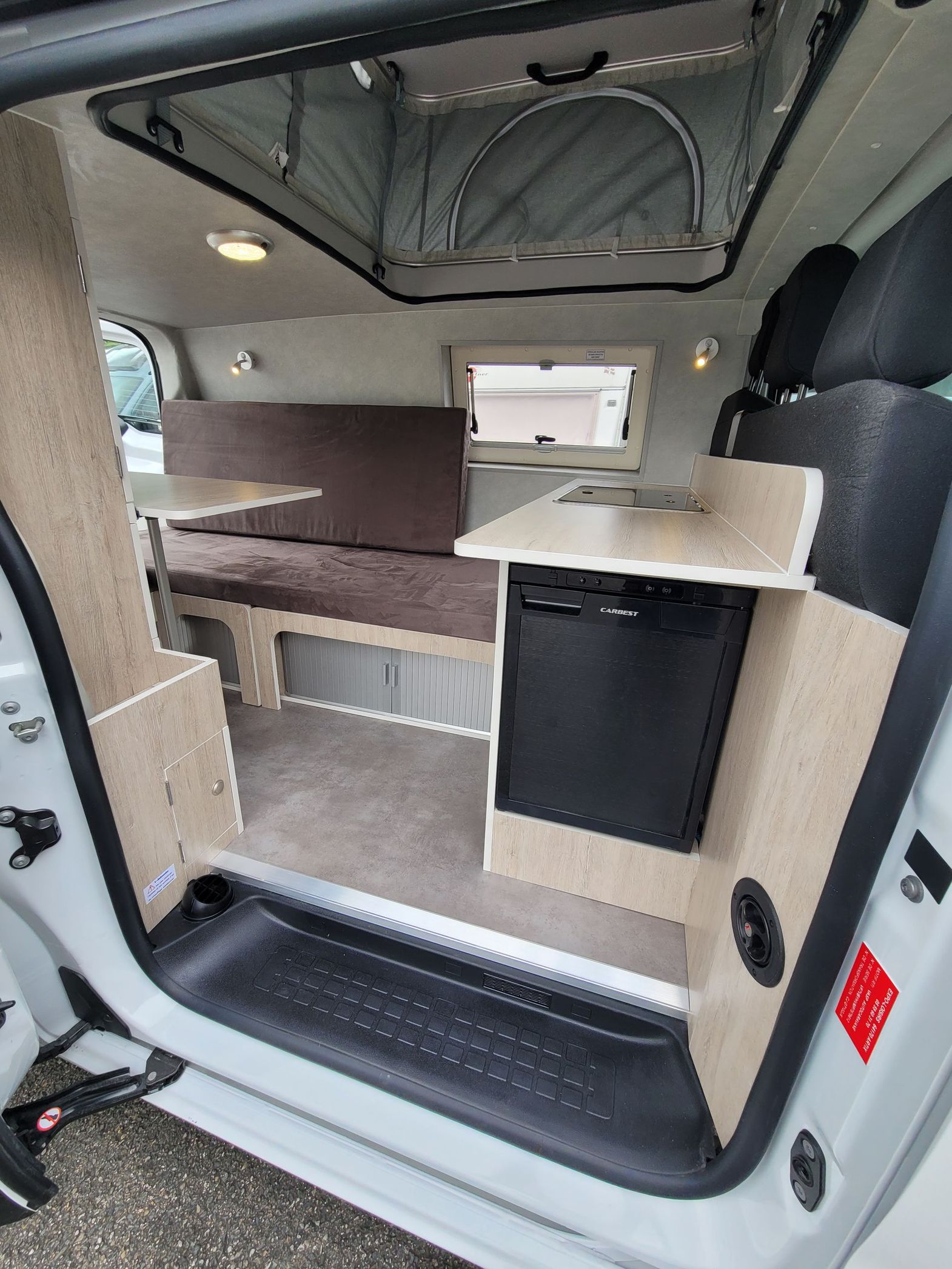 Petit salon marron avec cuisine aménagée