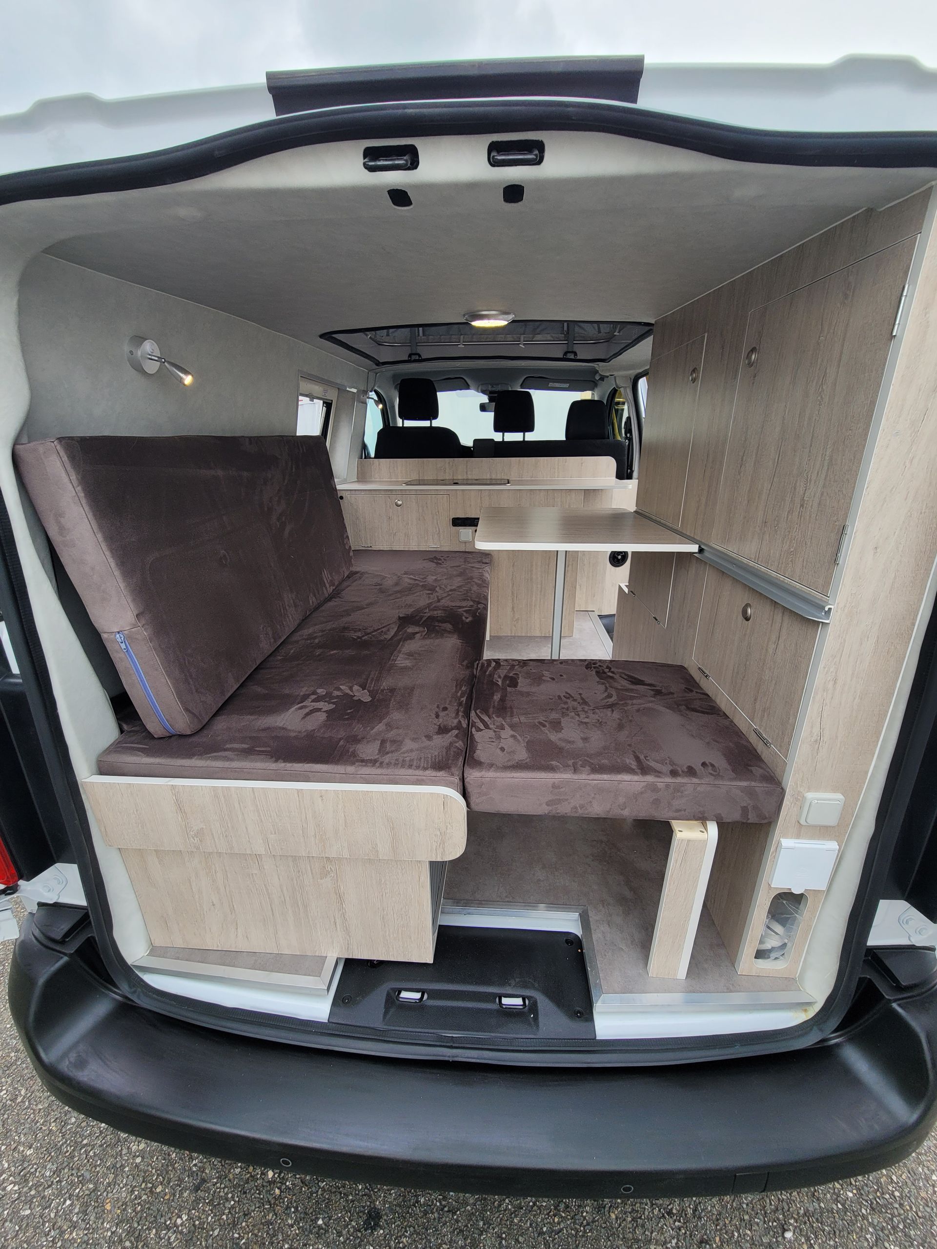 Banquette aménagée en salon dans un van
