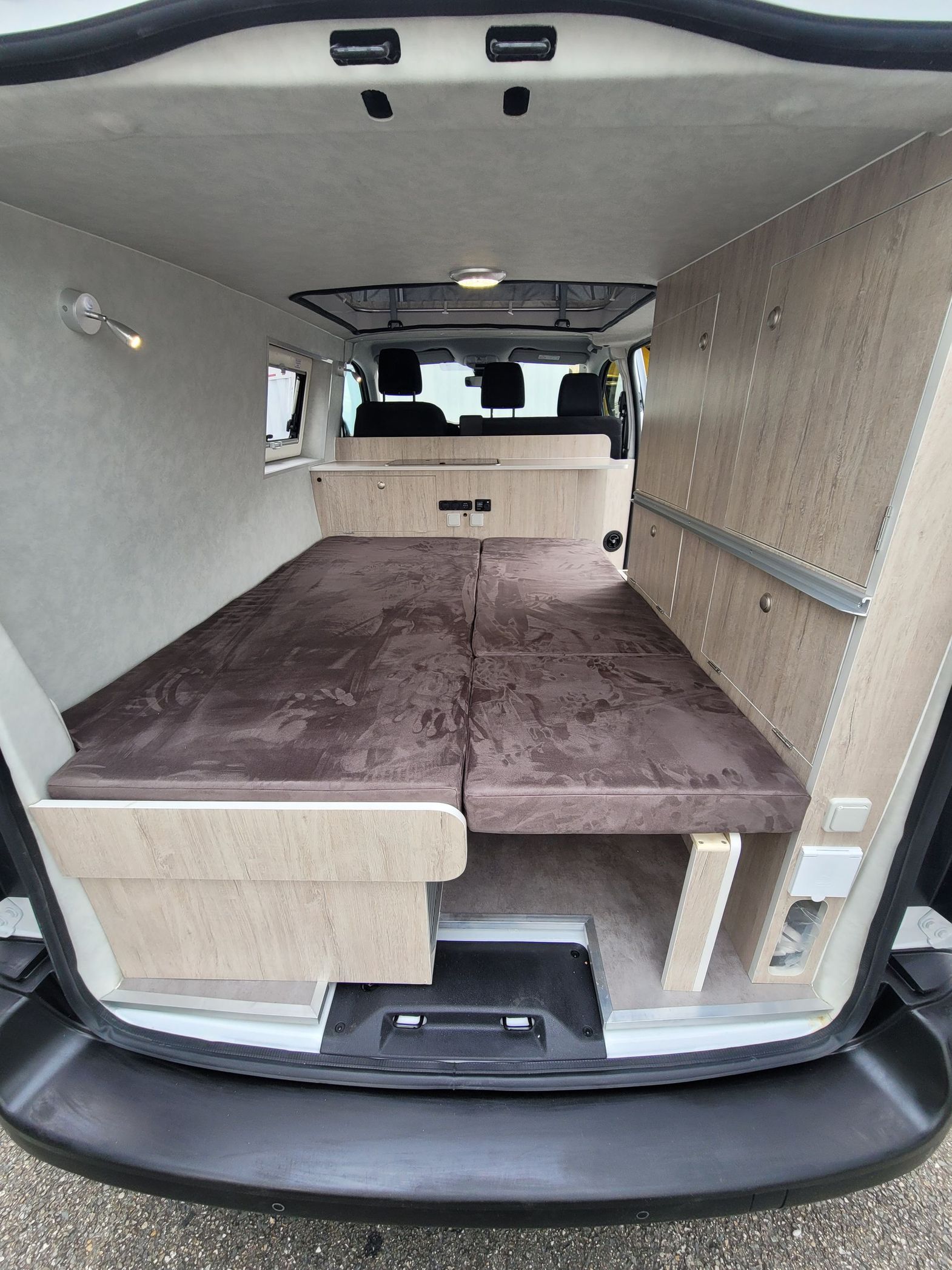 Banquette aménagée en lit dans un van