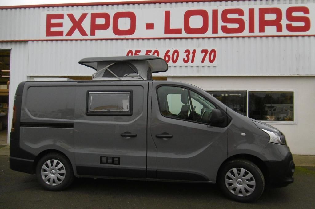 Petit van gris avec toit ouvert