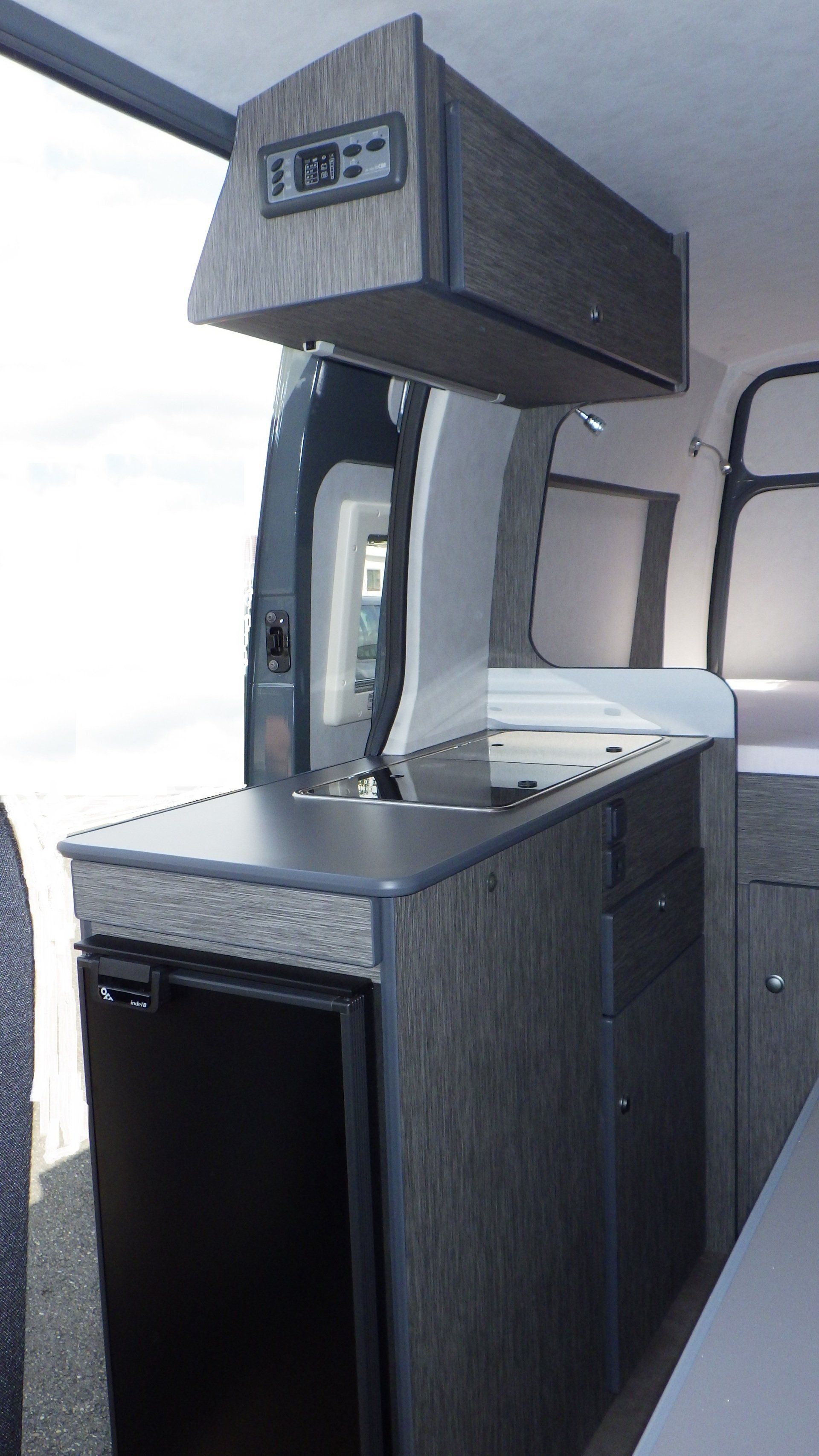 Plan de travail dans un van