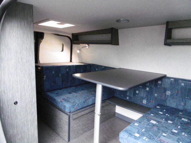 Banquette de van bleu transformé en salon