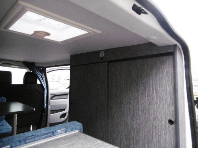 Armoire fermée dans un van