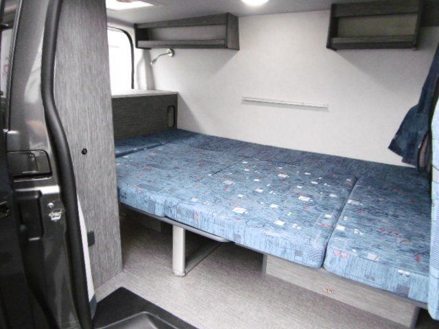 Banquette de van bleu transformé en lit