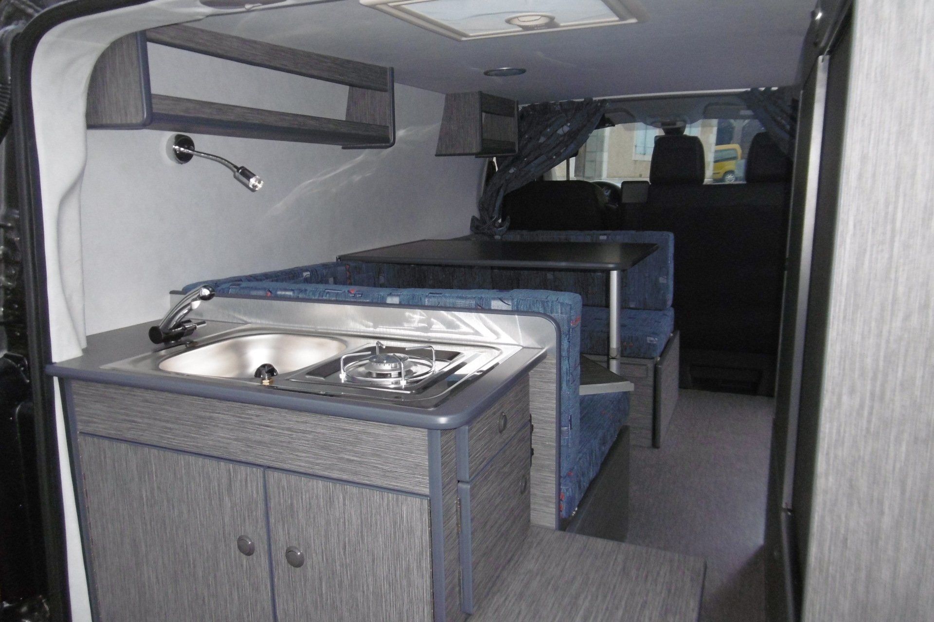 Cuisine aménagée dans petit van bleu