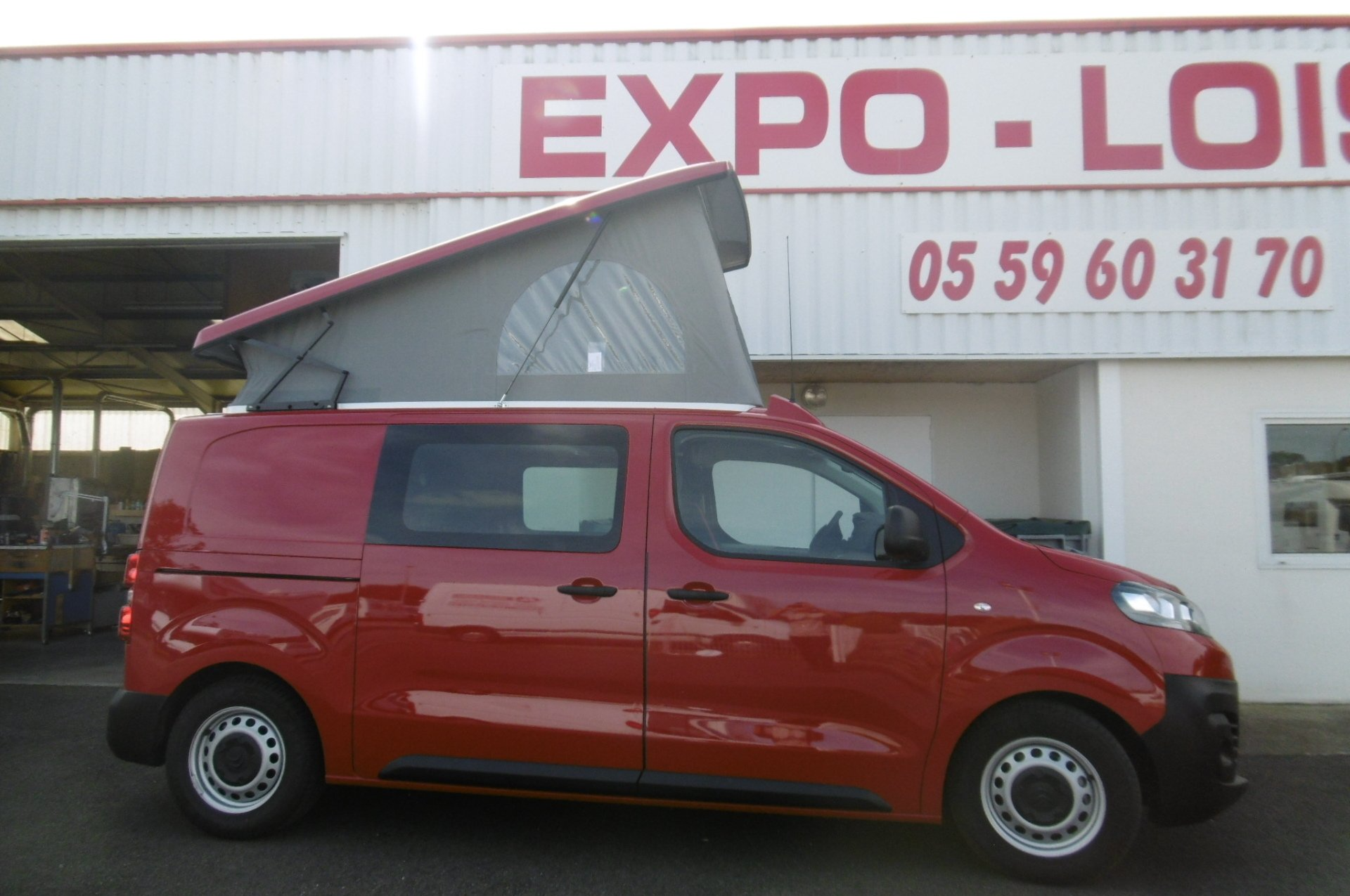 Van rouge avec toile de tente