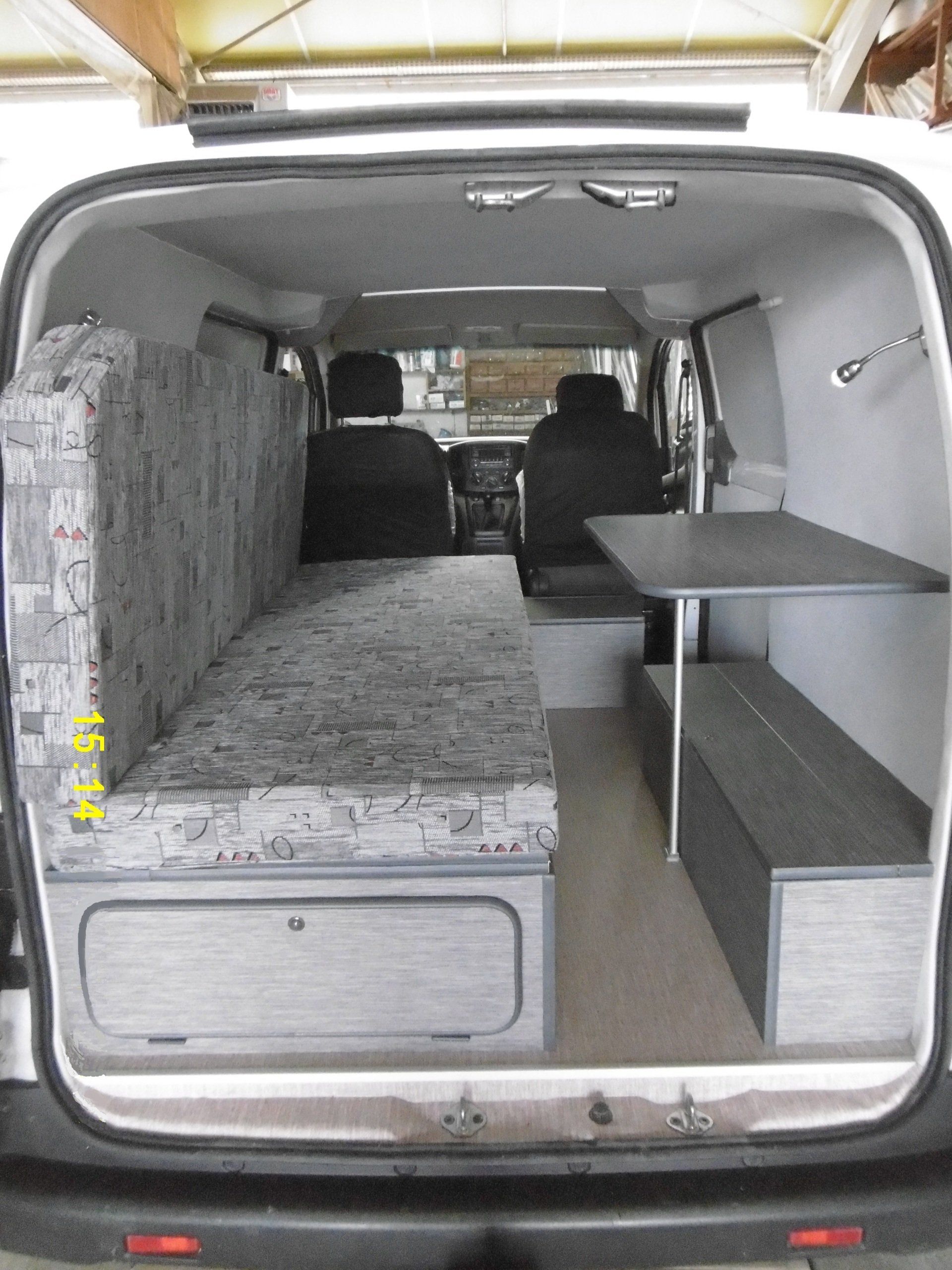 Canapé devant une table dans un van