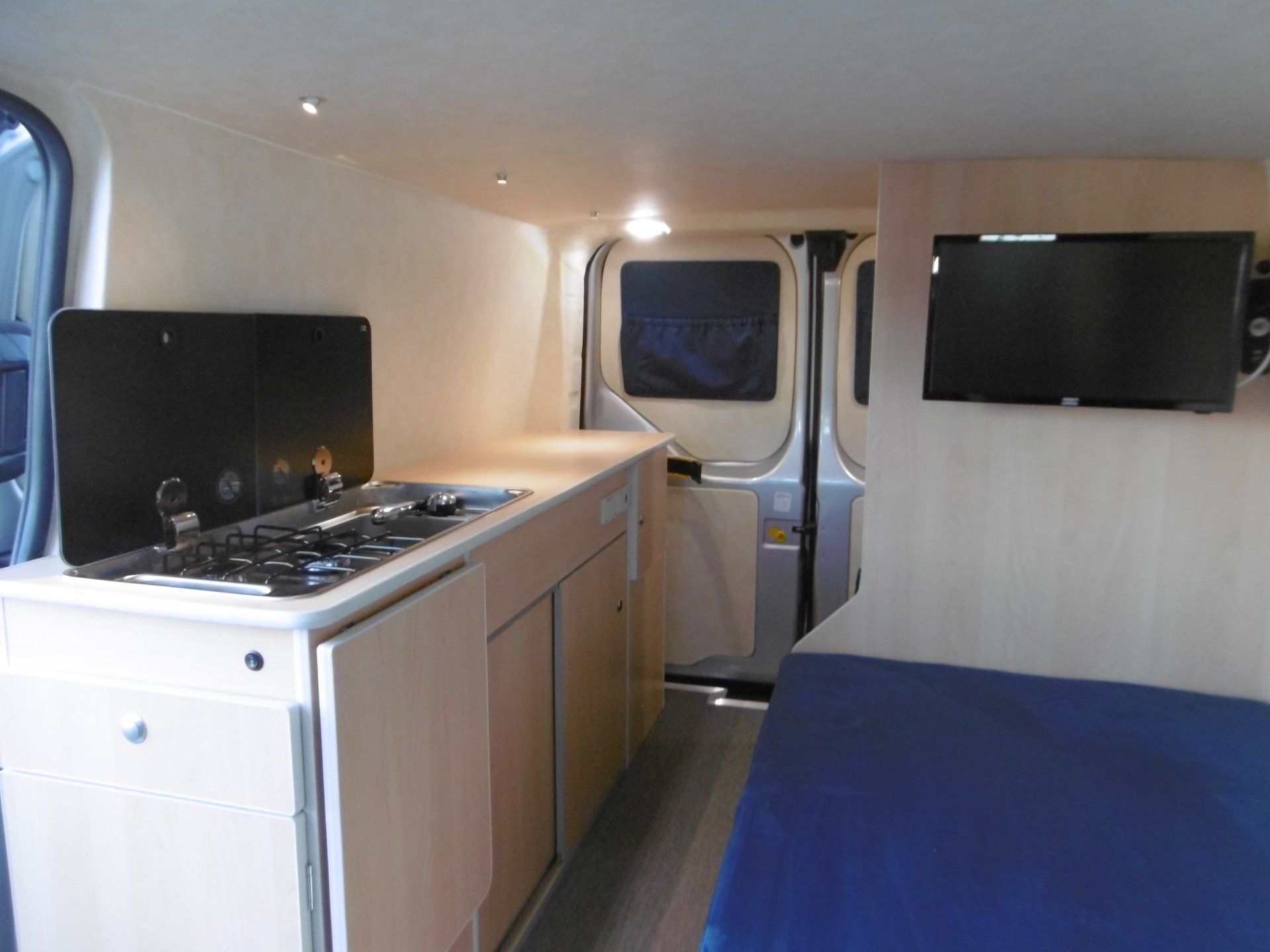 Cuisine au gaz dans un van aménagé en bois