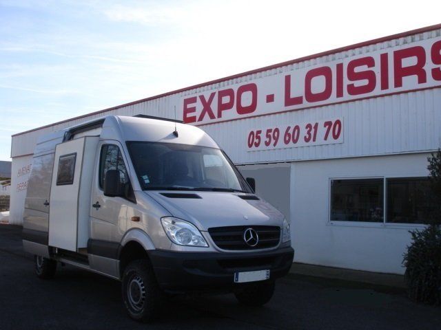 Devanture Expo-Loisirs avec le numéro de téléphone 05 59 60 31 70