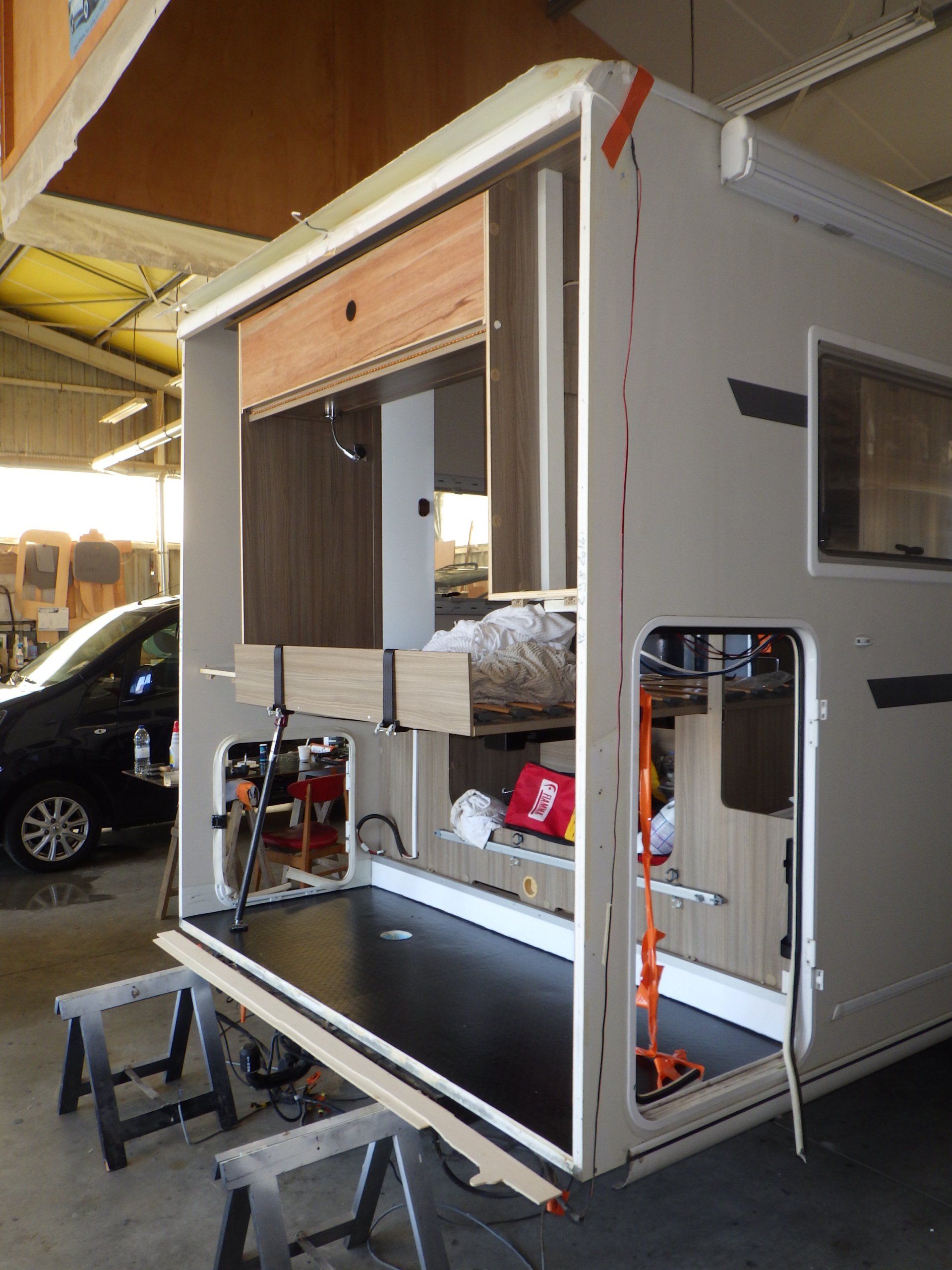 Travaux d'aménagement d'un van dans un entrepot