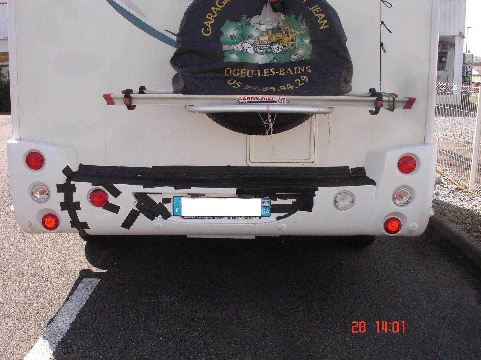 Arrière d'un ban avec du scotch