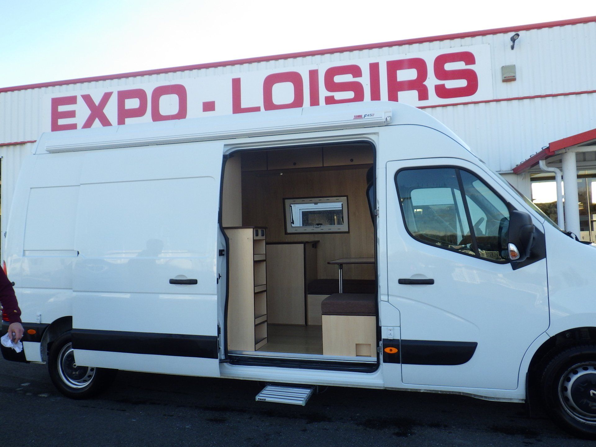 Van aménagé avec porte sur le côté ouverte