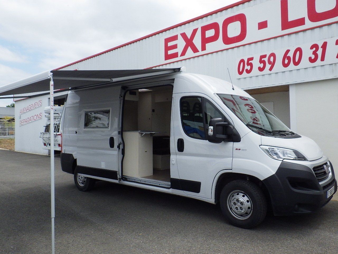 Toile de tente ouverte sur un van aménagé