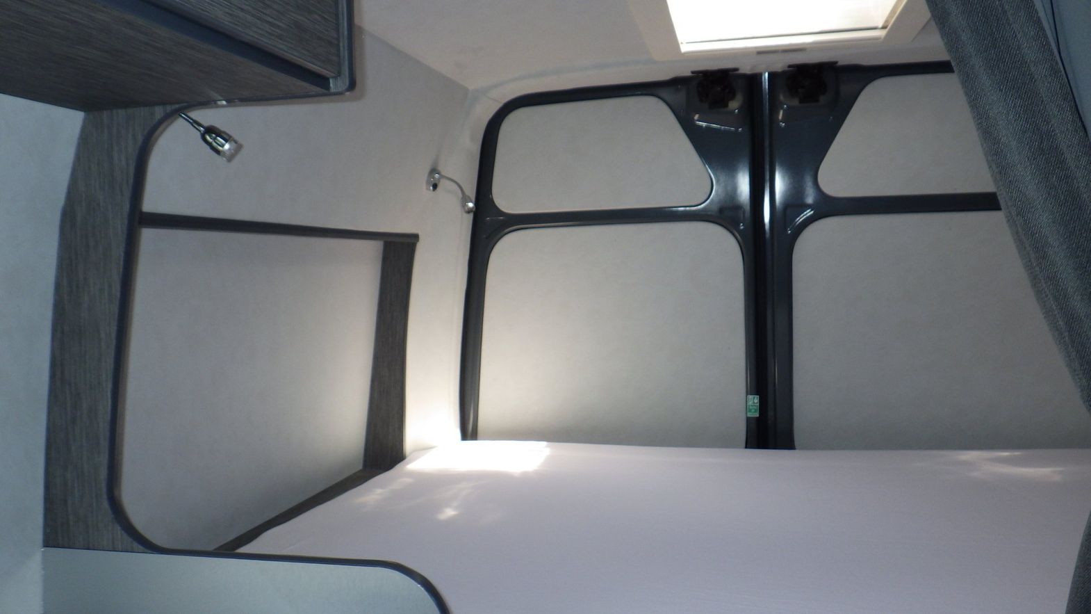 Matelas installé à l'intérieur d'un van