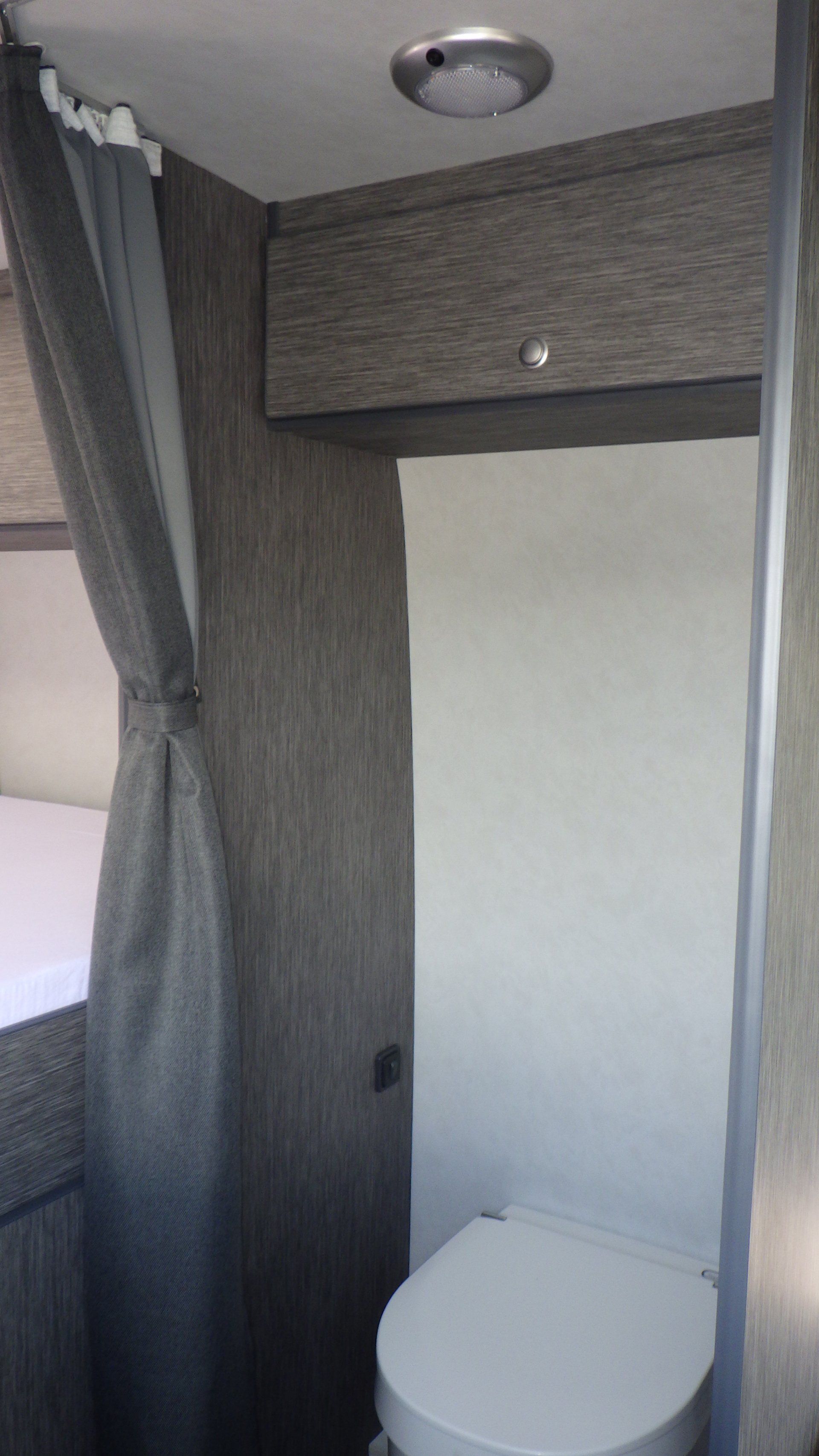 Rideau de séparation dans un van