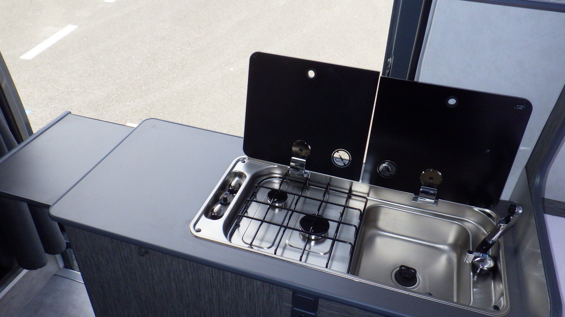 Plaque et évier avec tablette relevé