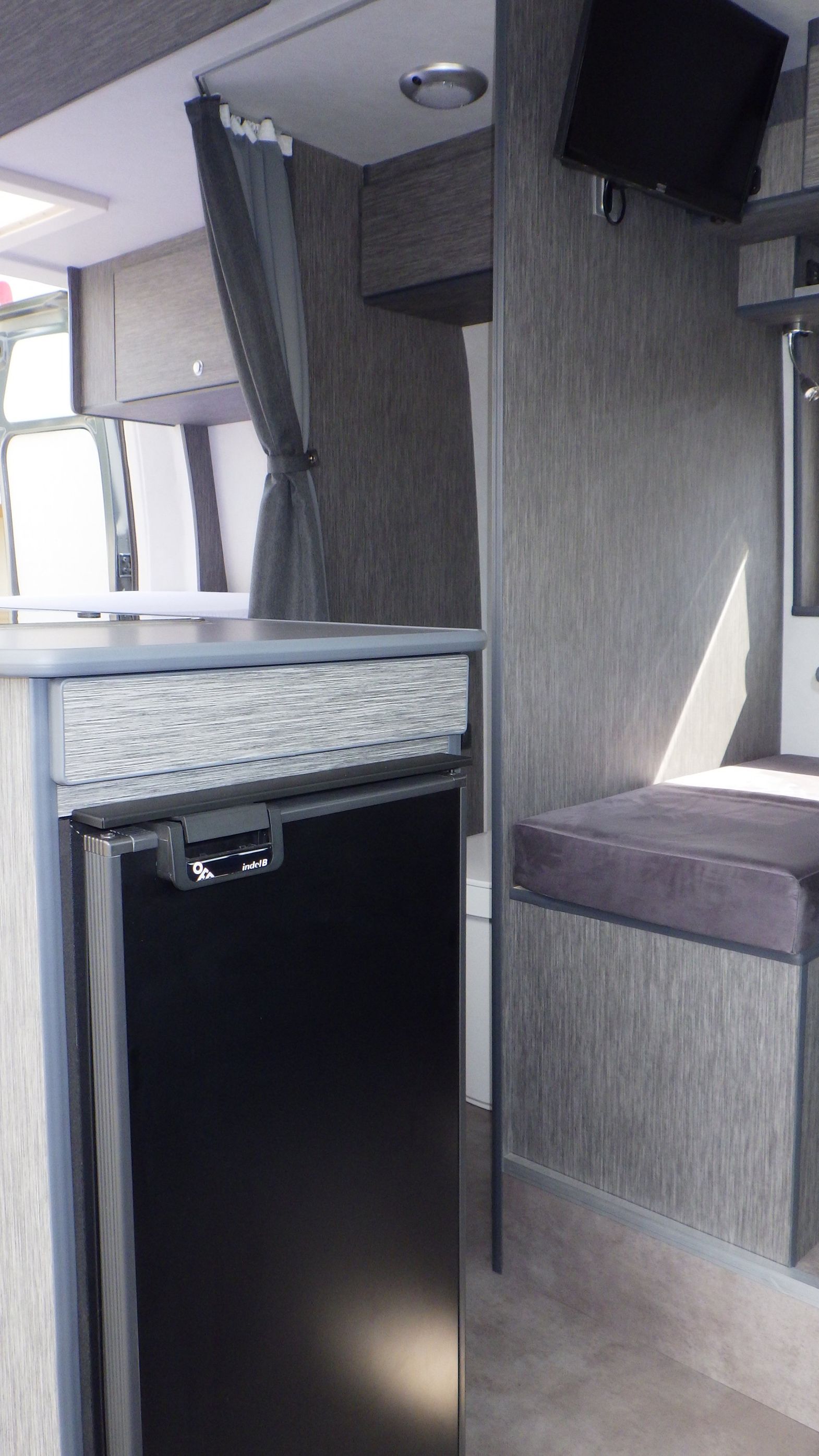 Réfrigérateur fermé dans un van avec un banquette