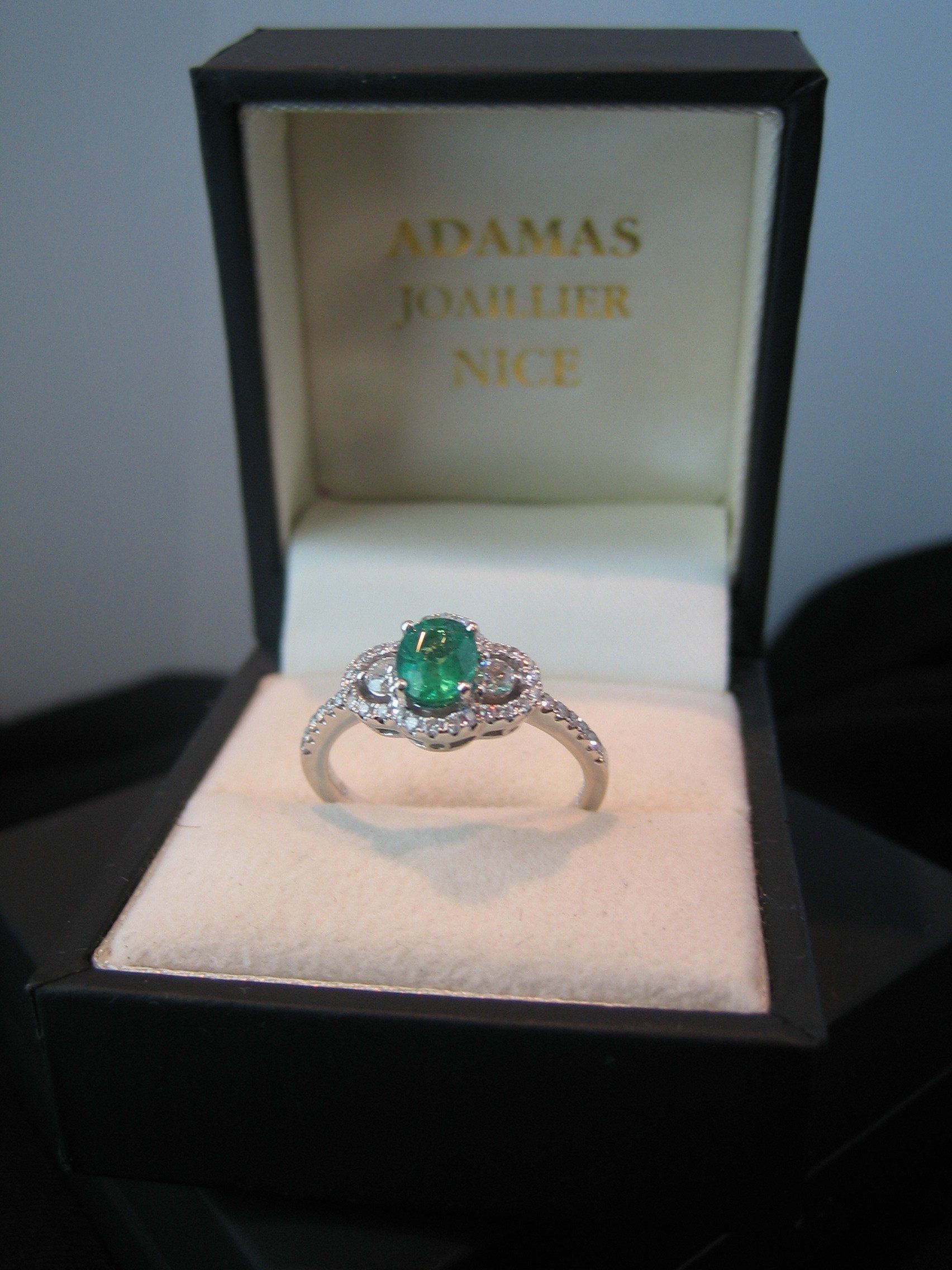 Bague émeraude cabochon entourage diamants