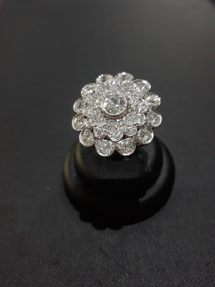 bague fleur diamants ronds