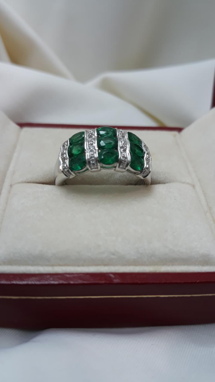 Diamants et emeraudes en bague