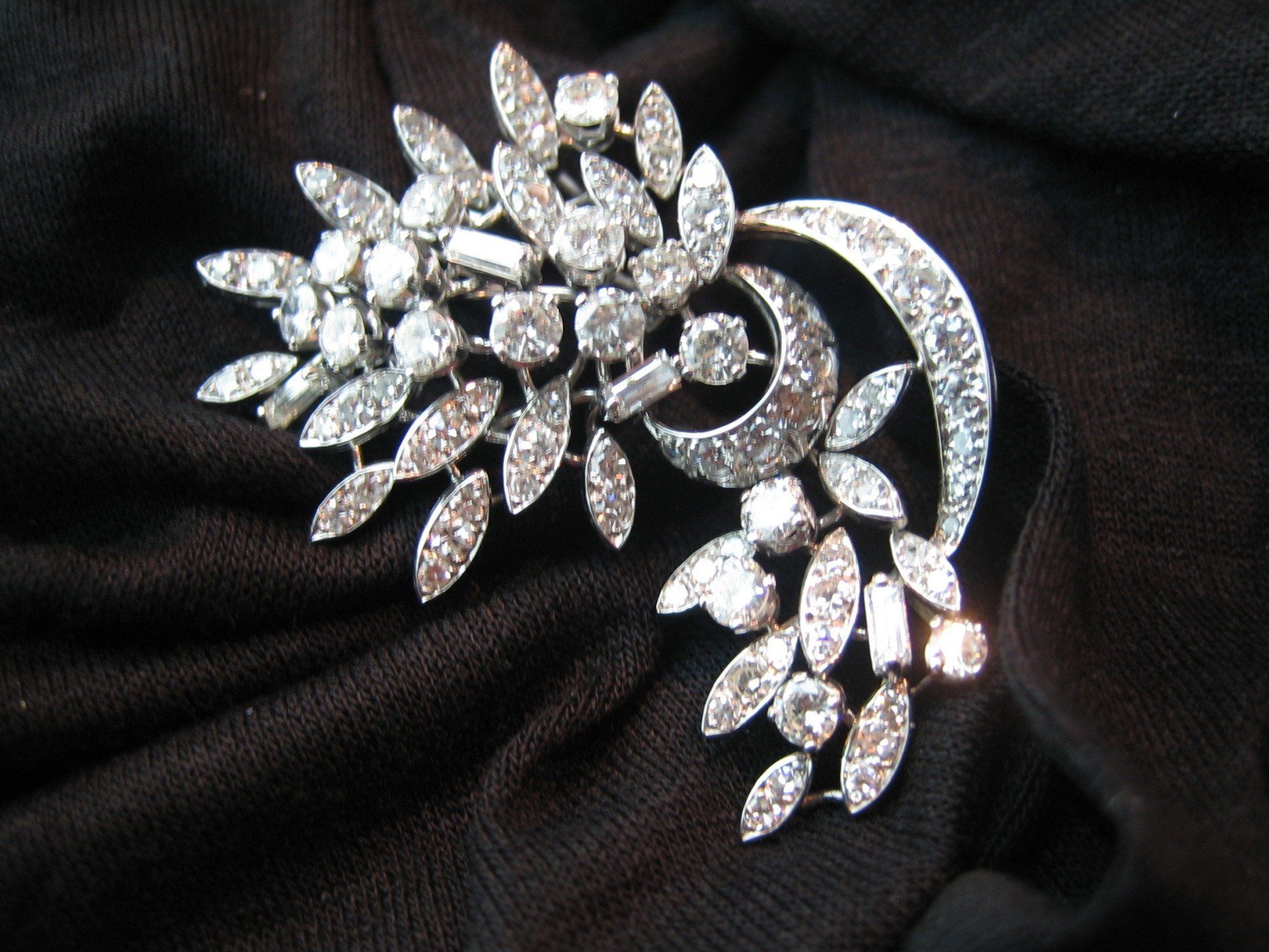 Broche brillante