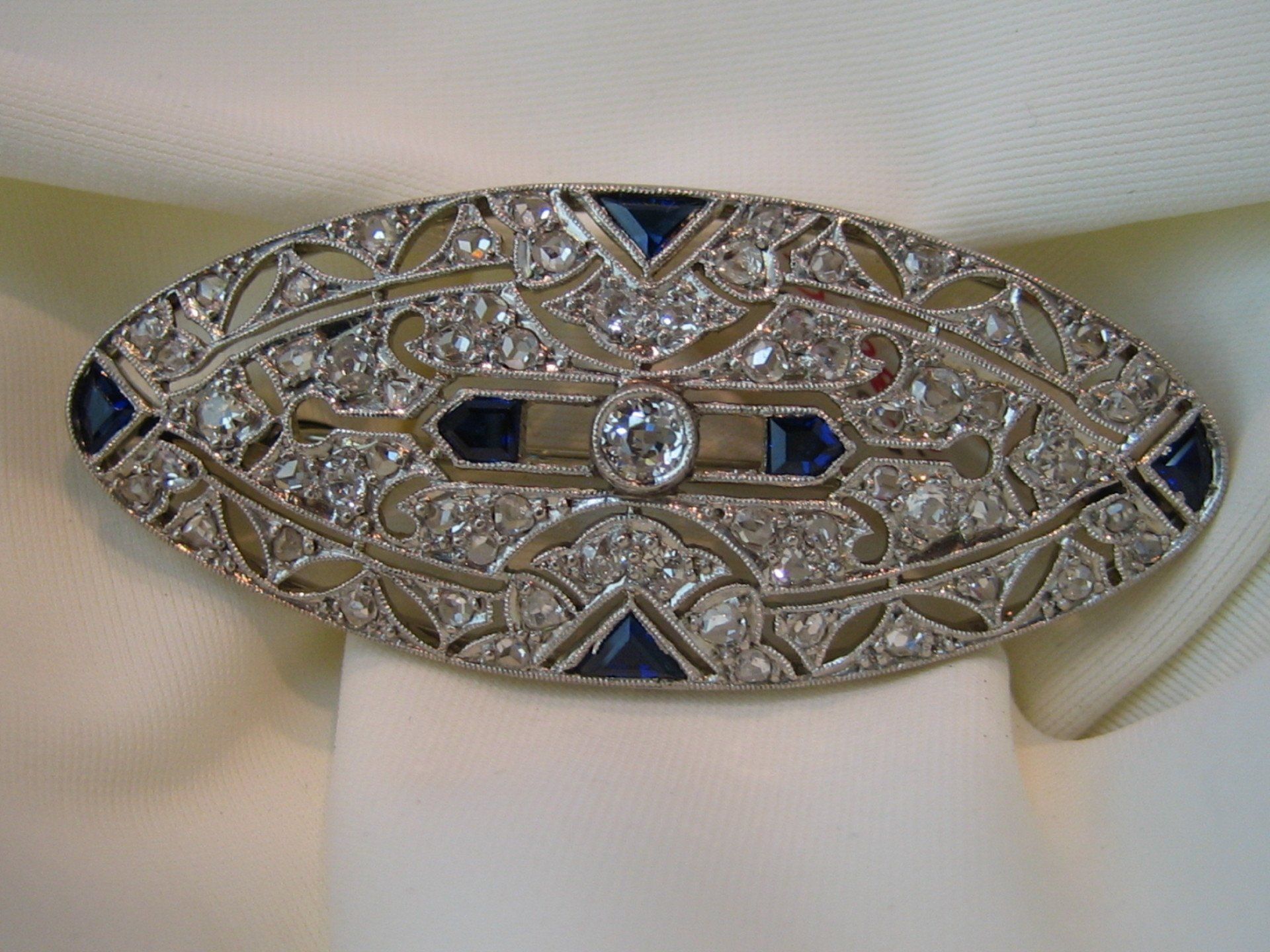 Broche en diamants et saphir