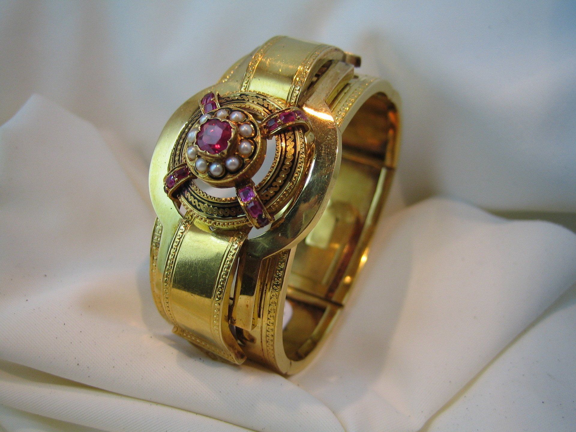 Bracelet en or avec rubis, perle et saphir