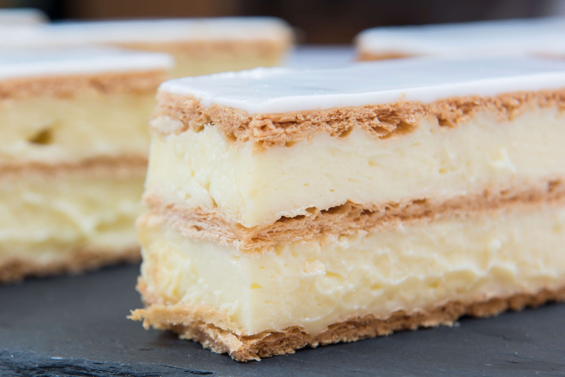 Torten in Theke der Bäckerei-Konditorei Gasser