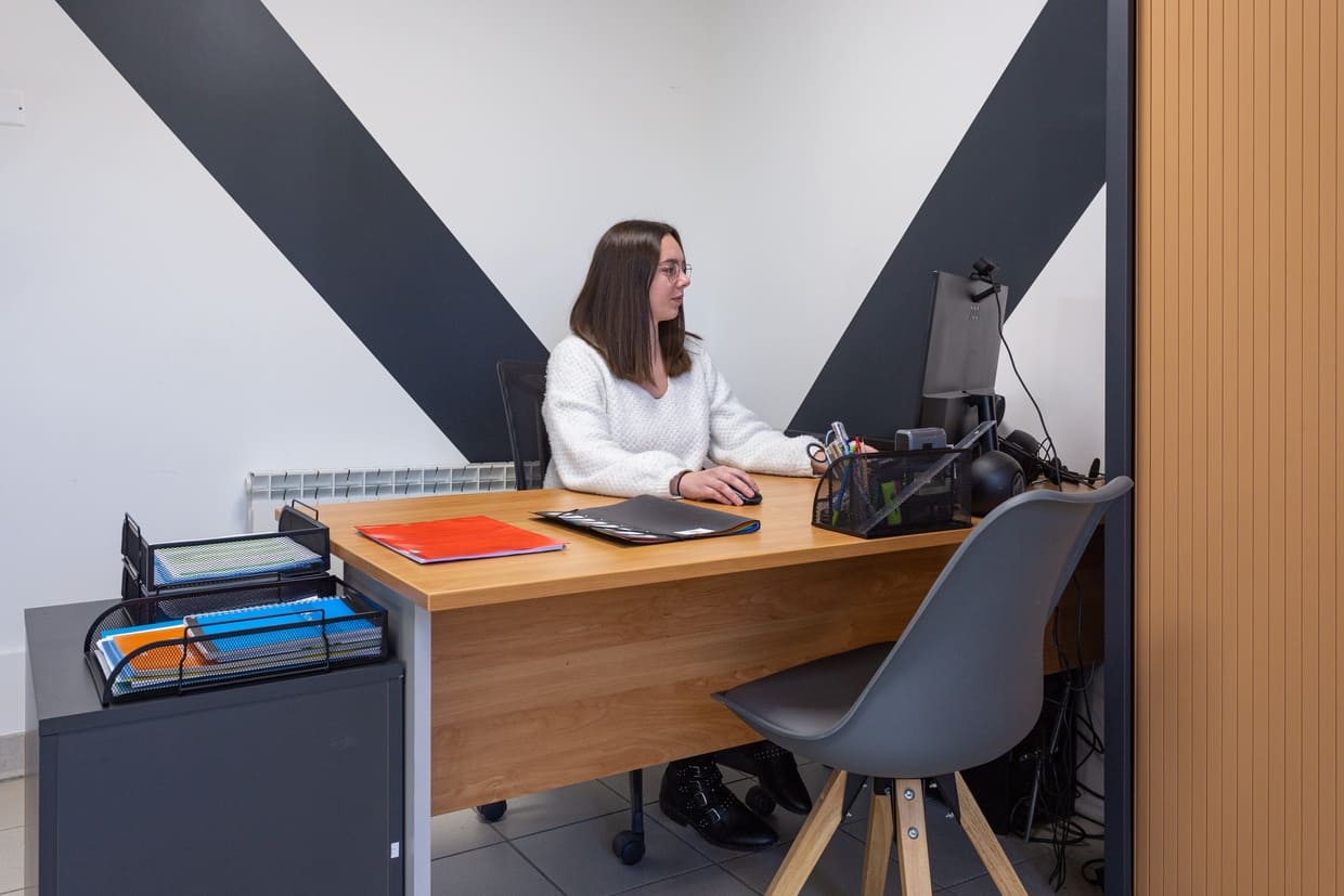 Collaboratrice à son bureau devant un ordinateur