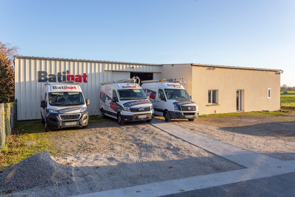 Devanture de Bati'Nat avec trois véhicules de la marque