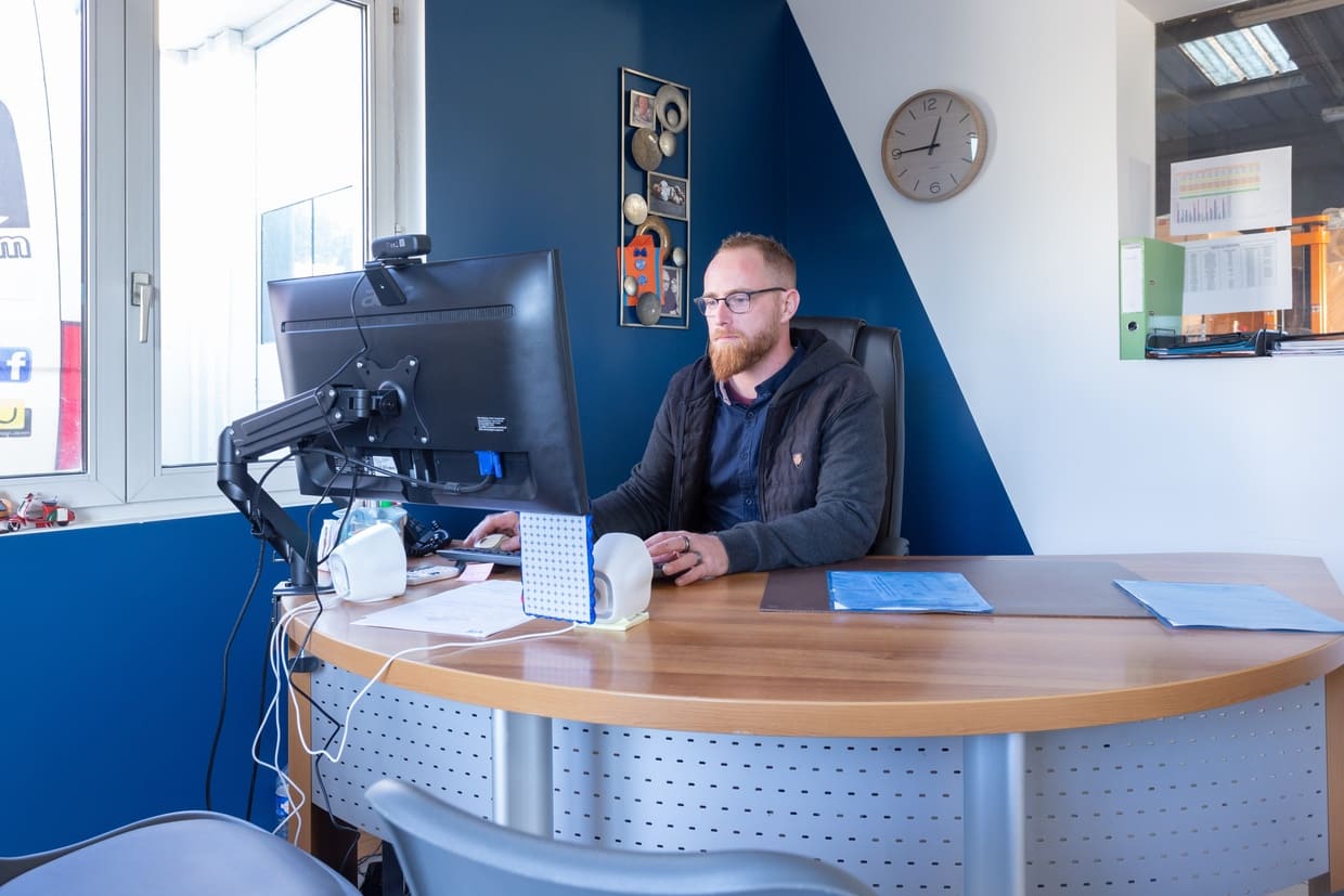 Collaborateur devant son ordinateur